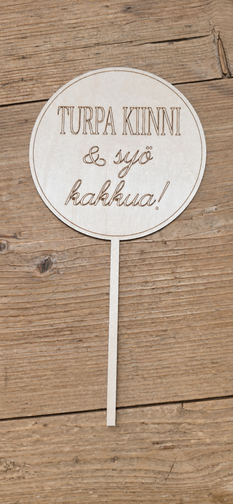 Hauska vanerinen kakkukoriste viimeistelee juhlakakun.